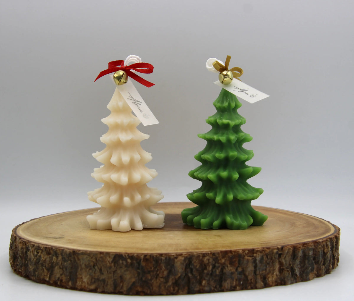 Snow-covered pine tree Christmas candle – soy wax handmade winter decor – Alma Gift Ivory & Green