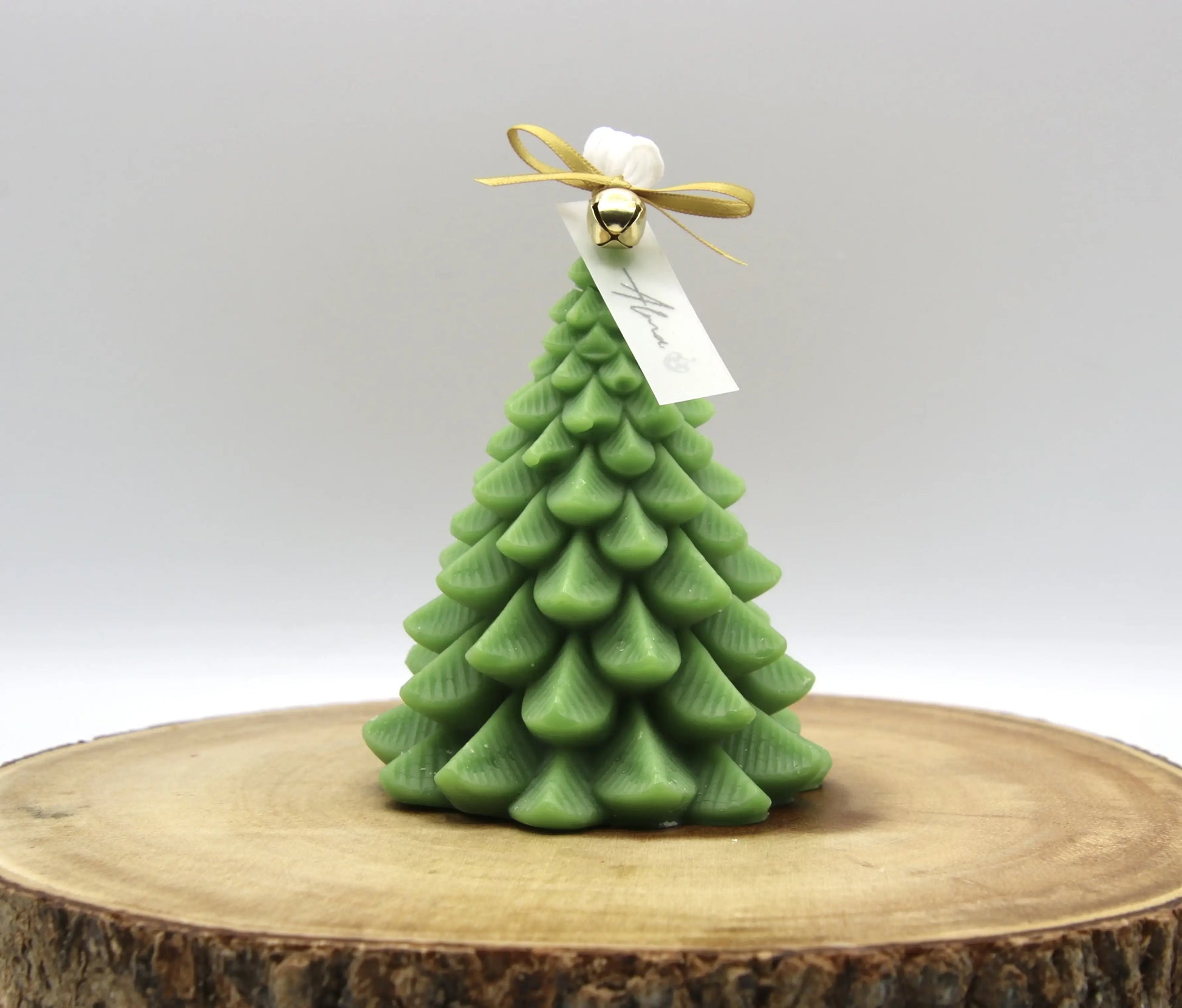 Classic pine-shaped Christmas candle – handcrafted with soy wax – festive home decor – Alma Gift Freen