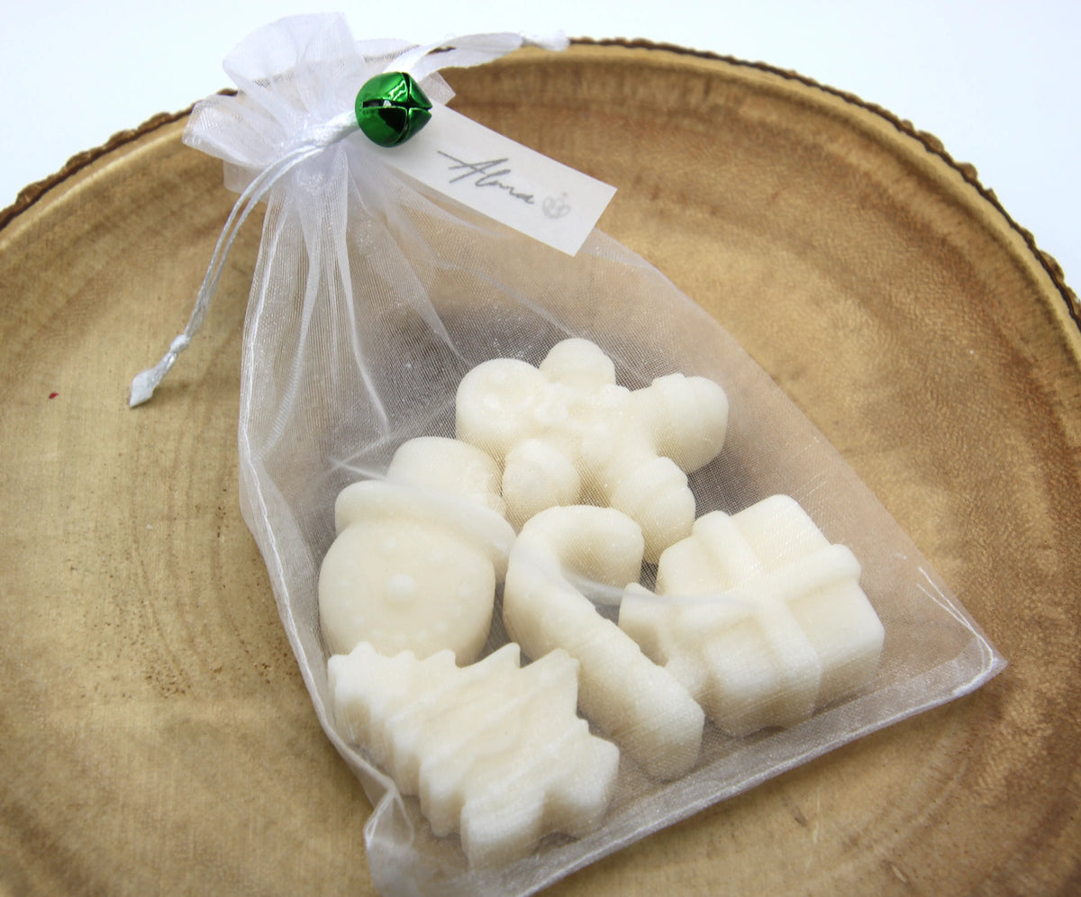 Gift bag-shaped Christmas candle – handmade soy wax decor for the holidays – Alma Gift