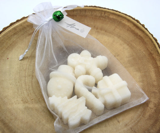 Gift bag-shaped Christmas candle – handmade soy wax decor for the holidays – Alma Gift