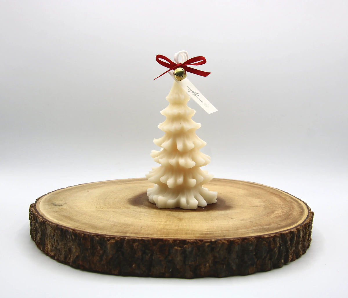 Snow-covered pine tree Christmas candle – soy wax handmade winter decor – Alma Gift