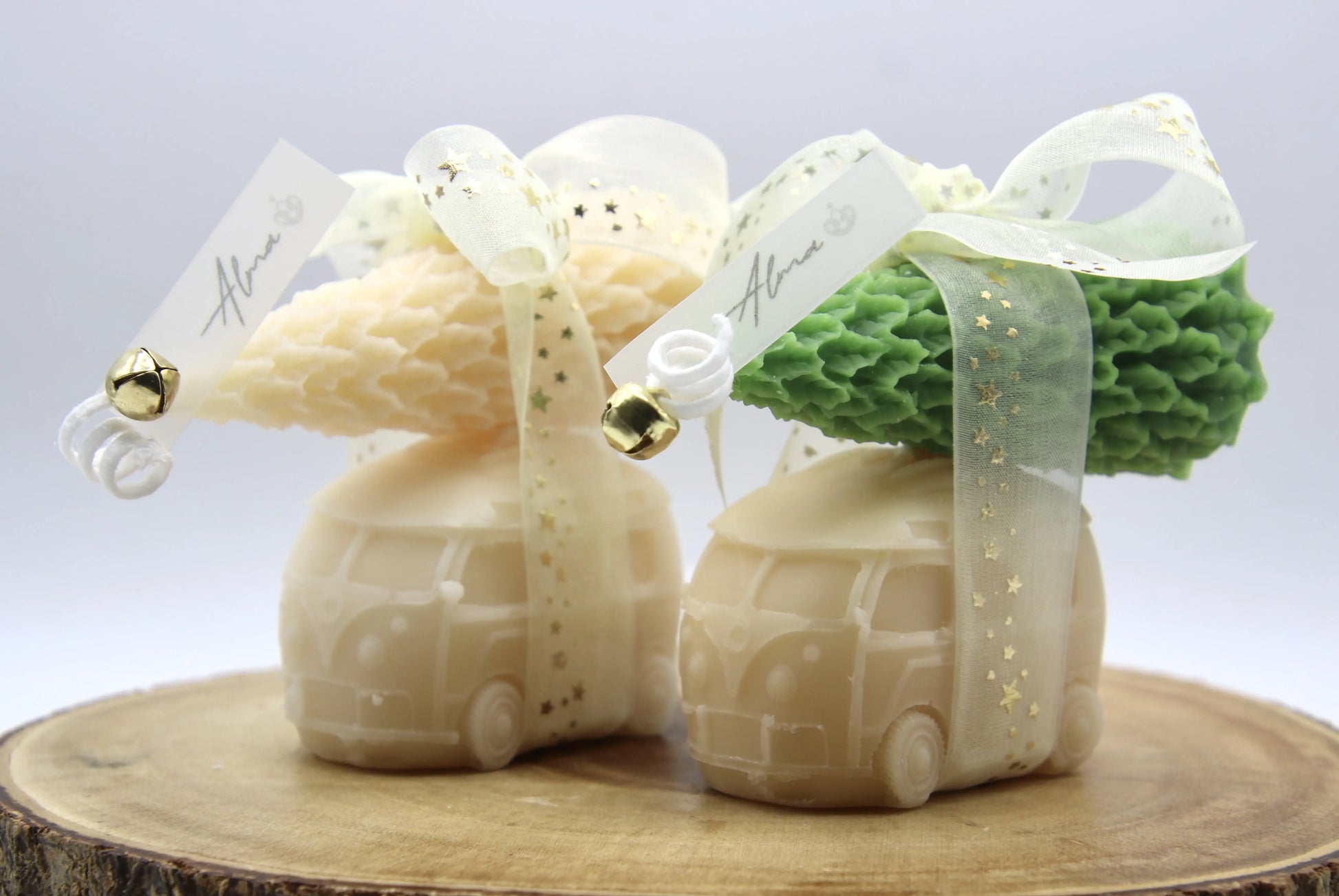 Soy wax Christmas candle shaped like a car with gifts – handmade holiday decoration – Alma Gift