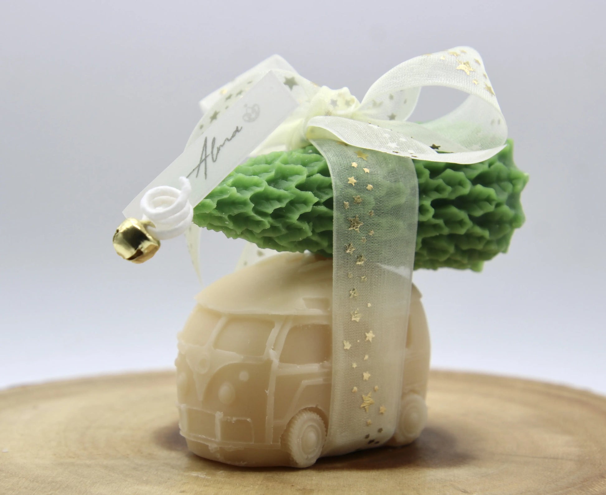 Soy wax Christmas candle shaped like a car with gifts – handmade holiday decoration – Alma Gift Green Diagonal