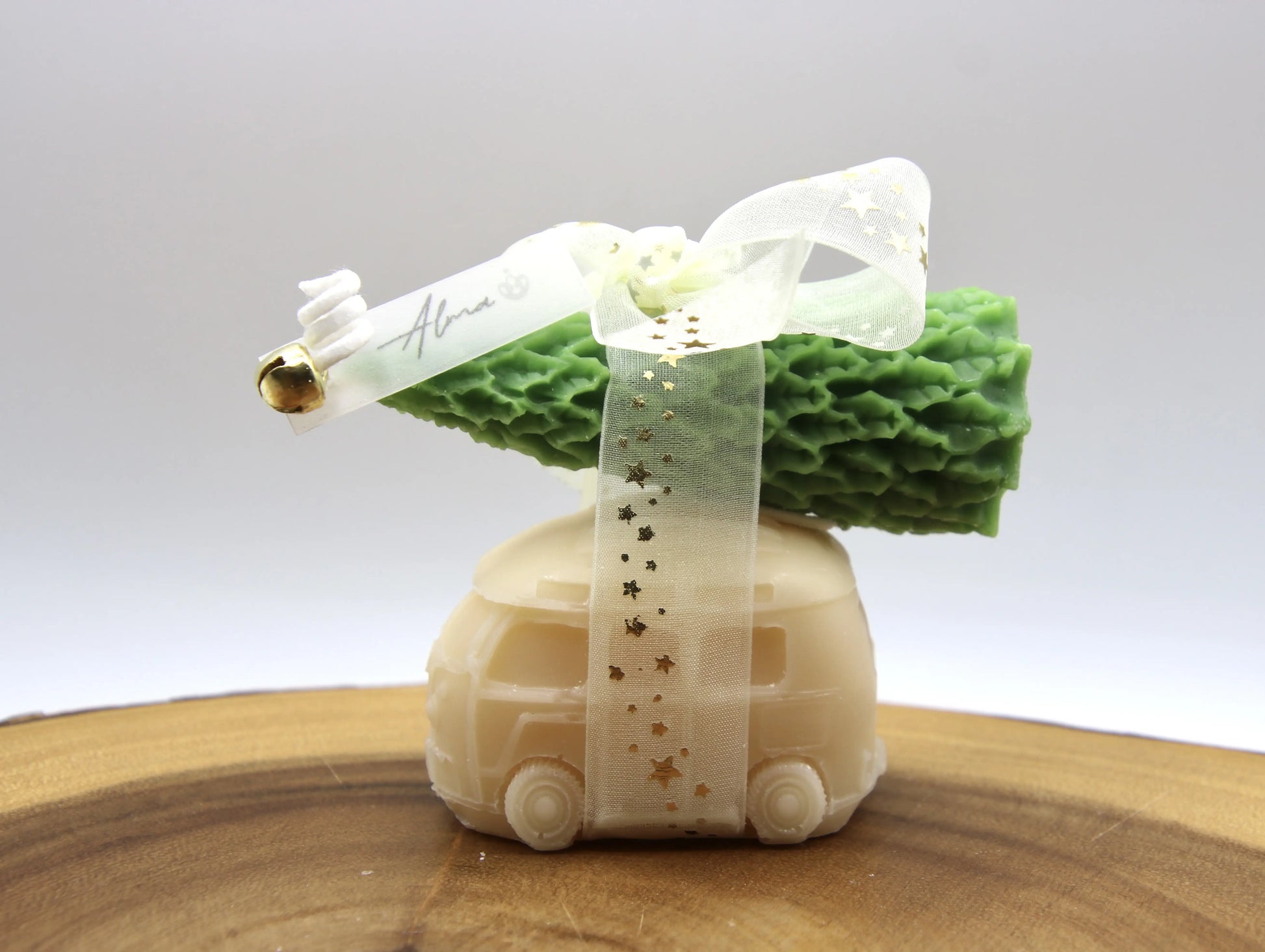Soy wax Christmas candle shaped like a car with gifts – handmade holiday decoration – Alma Gift Green Front