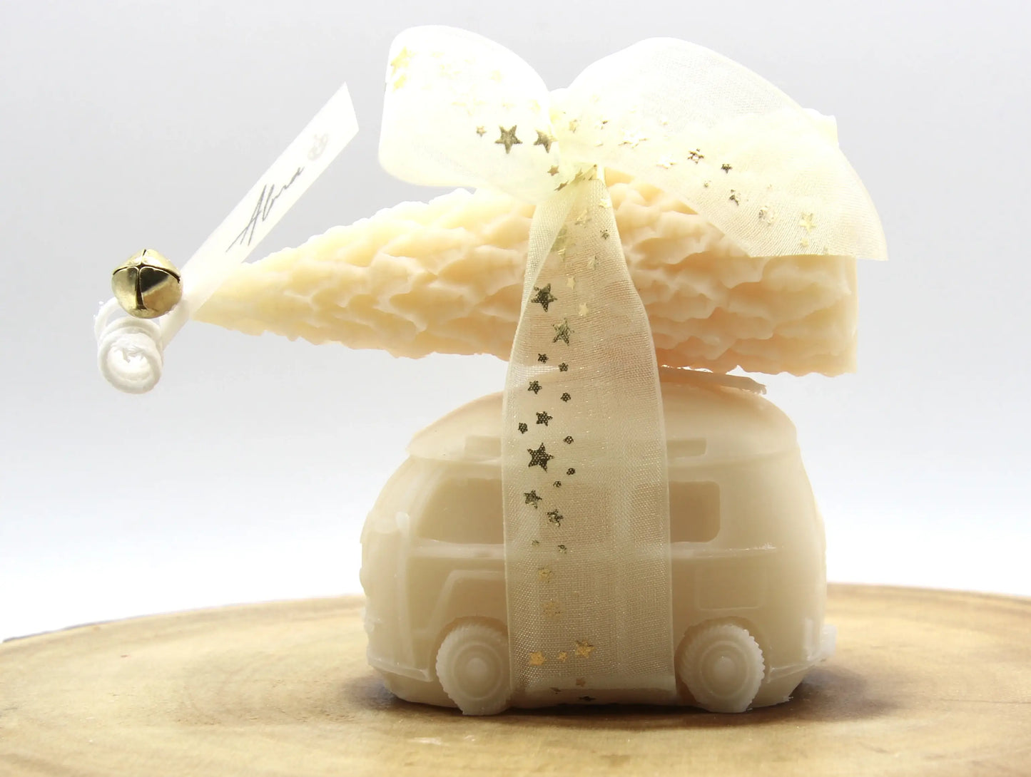 Soy wax Christmas candle shaped like a car with gifts – handmade holiday decoration – Alma Gift Ivory Front